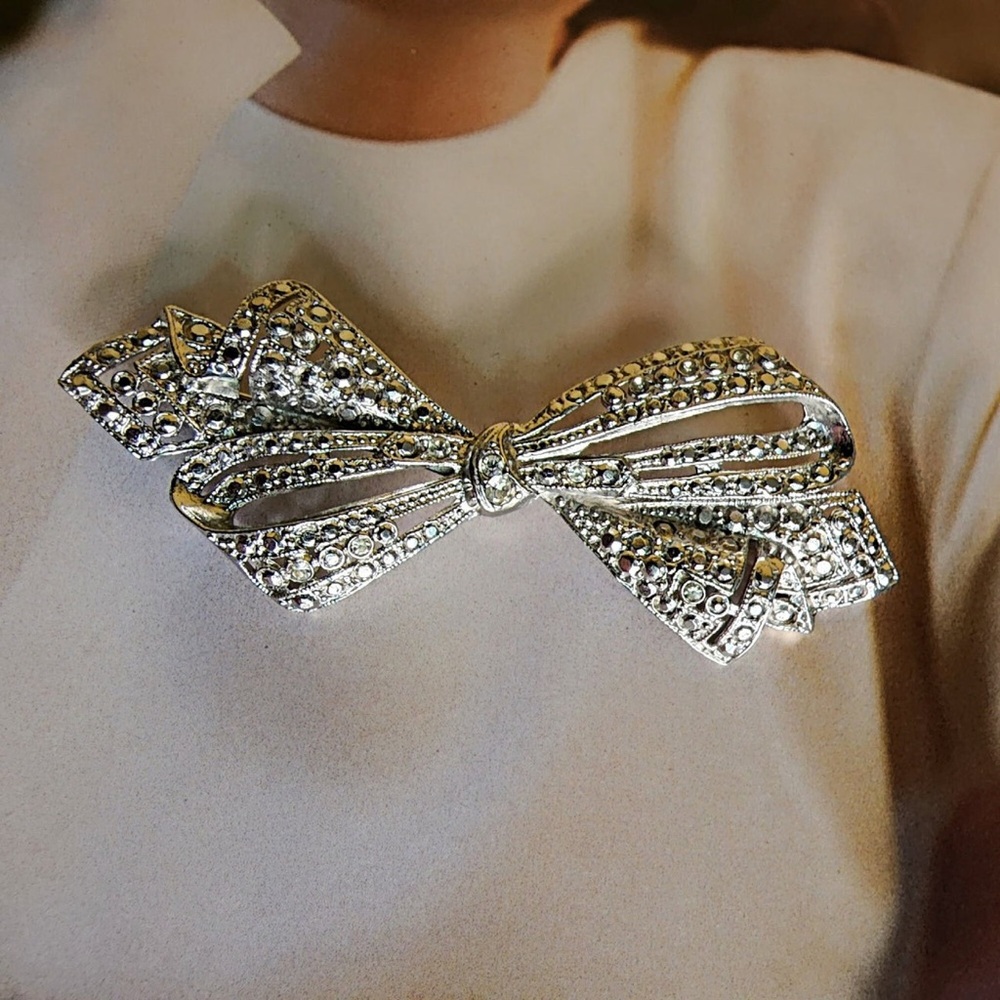 Stunning Vintage Bow Brooch